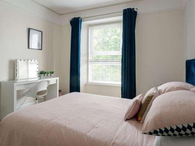 7 bed house for sale