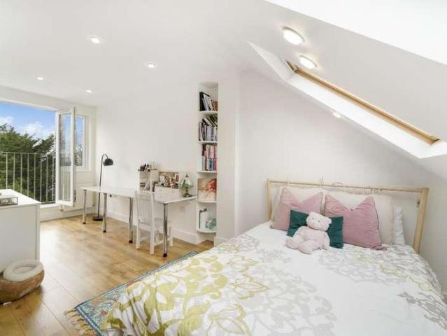 7 bed house for sale