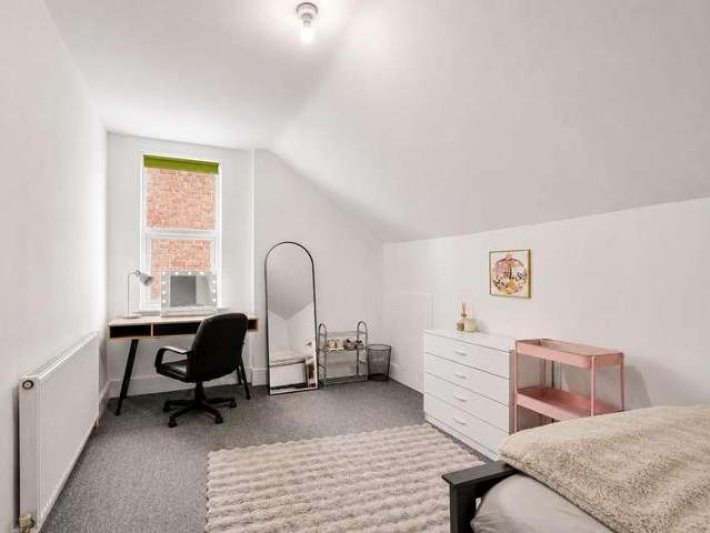 7 bed house for sale
