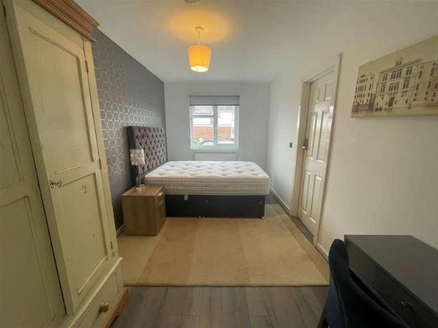 7 bed house for sale
