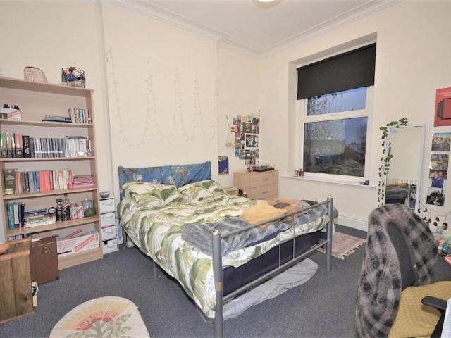 7 bed house for sale