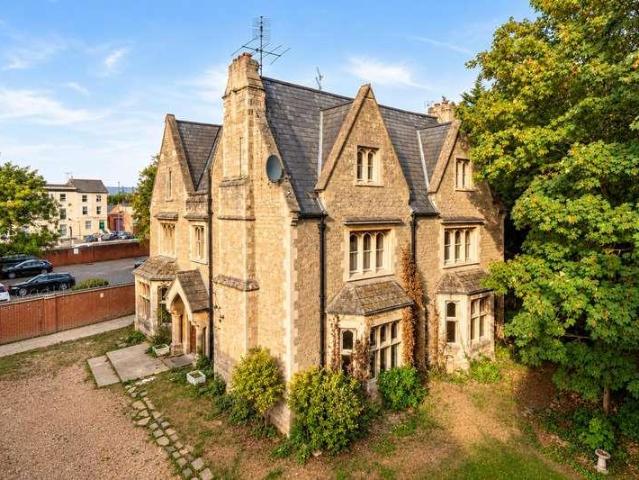 7 bed house for sale