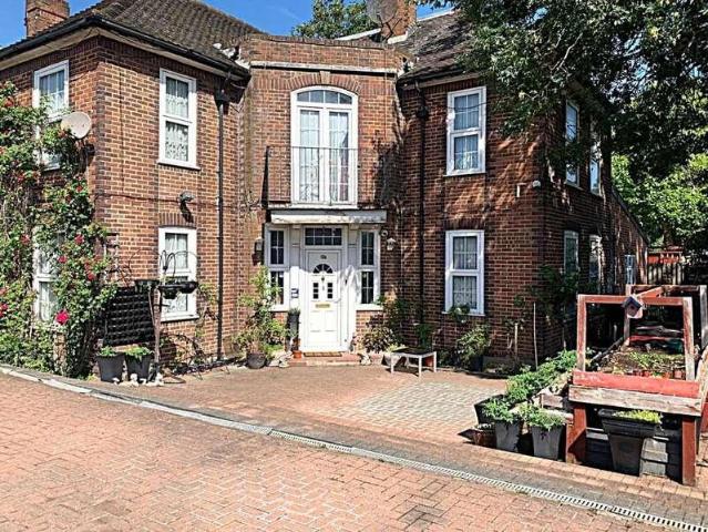 7 bed house for sale