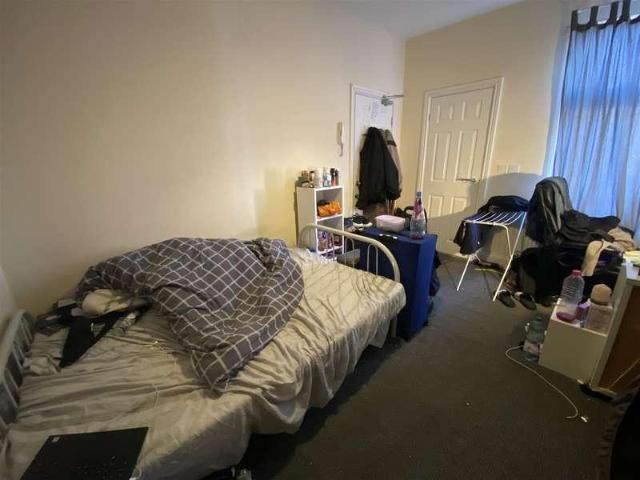 7 bed house for sale