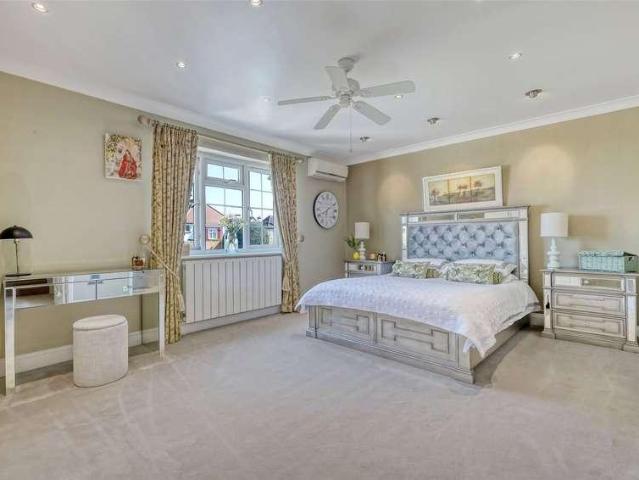 7 bed house for sale