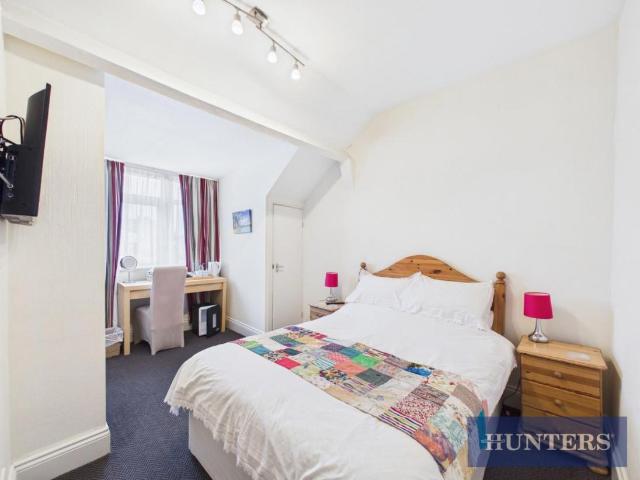 7 bed house for sale
