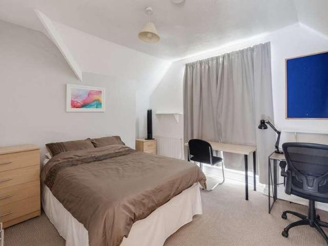 7 bed house for sale