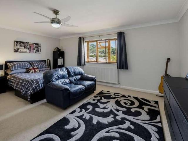 7 bed house for sale