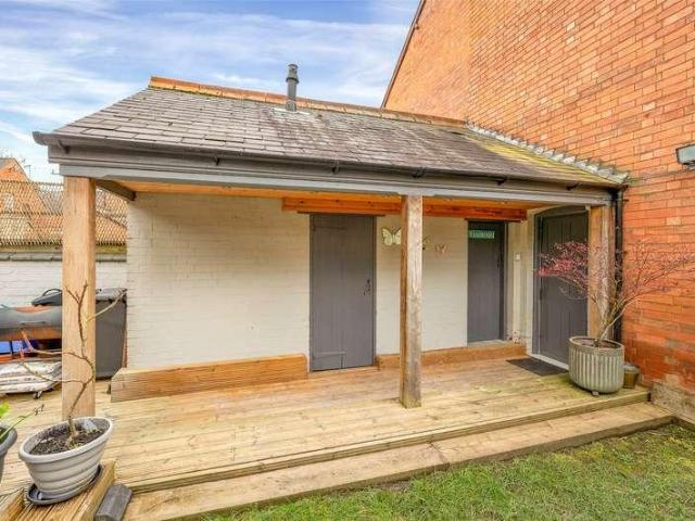 7 bed house for sale