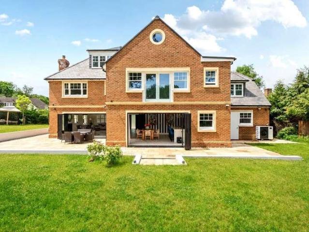 7 bed house for sale