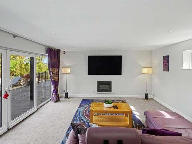 7 bed house for sale