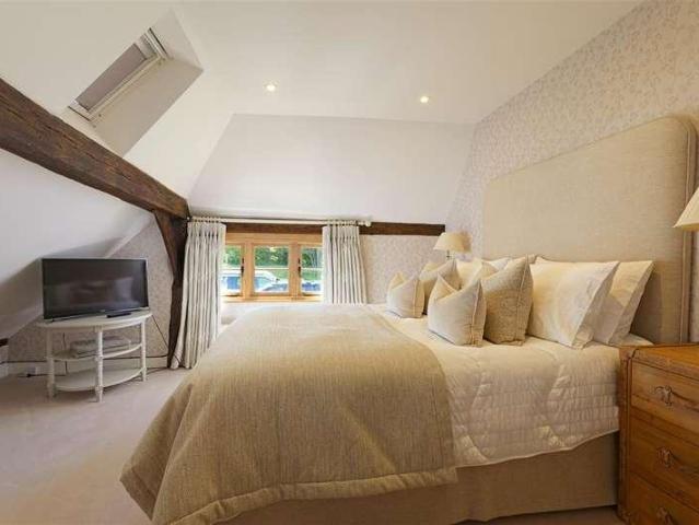 7 bed house for sale