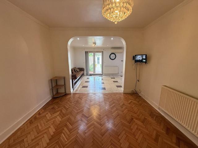 7 Bed Semi Detached House, Blossom Waye, TW5