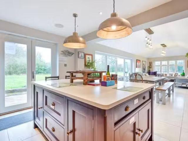 7 bedroom detached house for rent in Broad Street, Guildford.