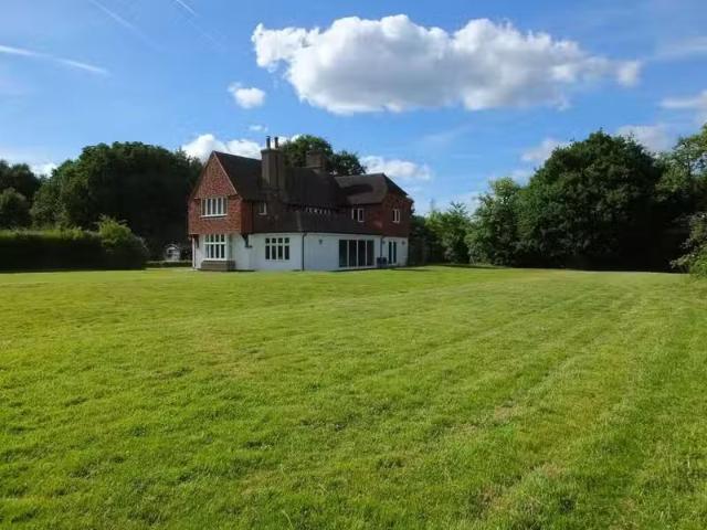 7 bedroom detached house for rent in Broad Street, Guildford.