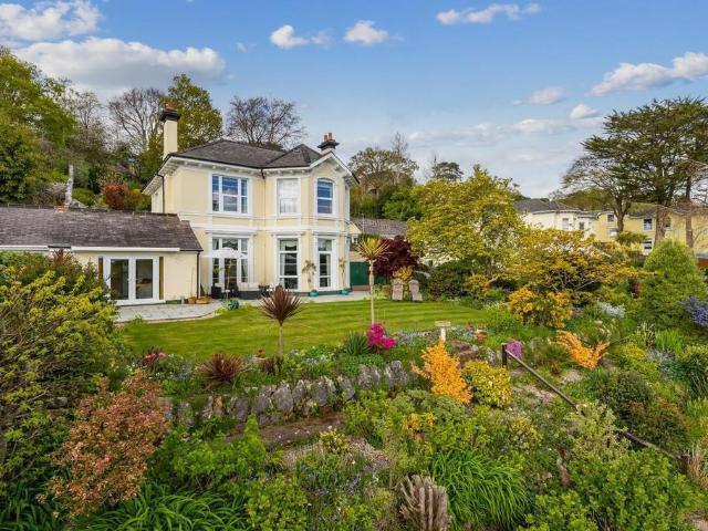 6 bedroom link detached house for sale