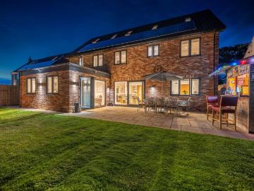 Fenland, East of England - Fireplace, Equipped kitchen