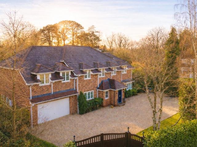 5 bedroom detached house for sale