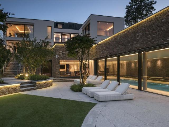 6 bedroom detached house for sale