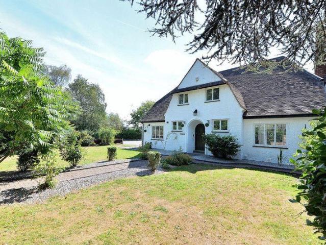 6 bedroom detached house to rent