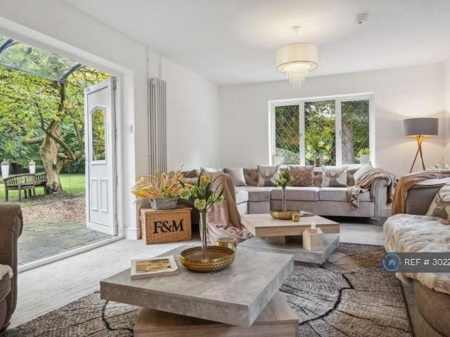 7 bedroom detached house to rent