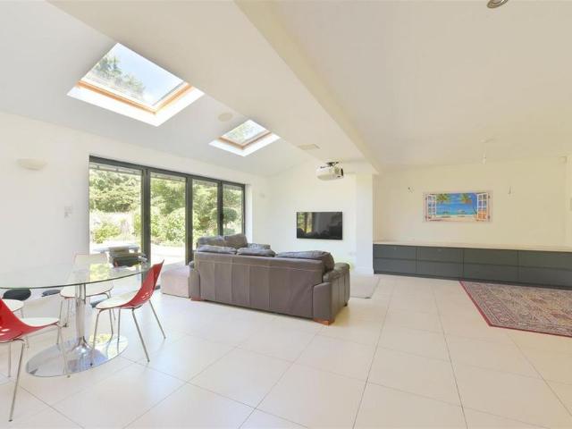 7 bedroom detached house to rent