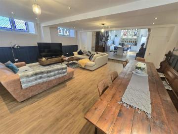 7 bedroom detached house to rent