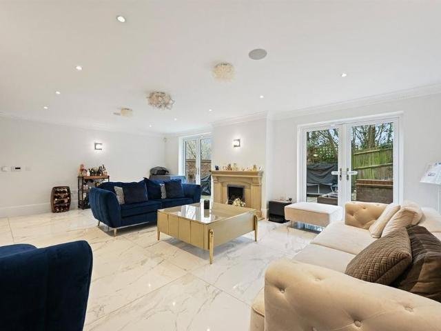7 bedroom detached house to rent