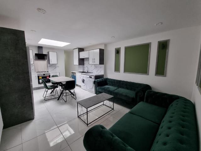 7 bedroom detached house to rent