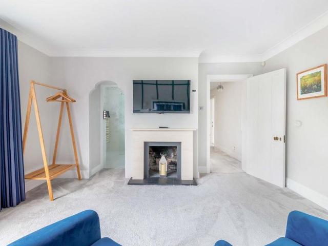 7 bedroom detached house to rent