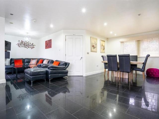 7 bedroom detached house to rent