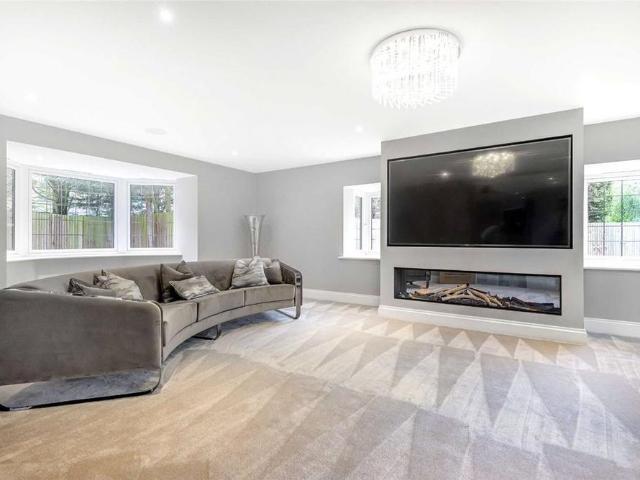 7 bedroom detached house to rent