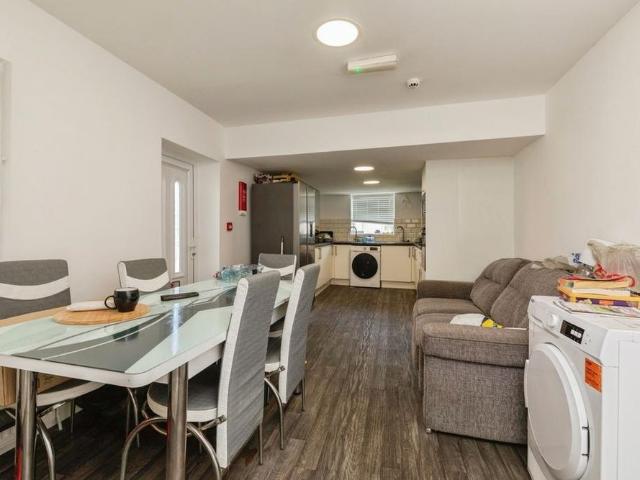 7 bedroom detached house to rent