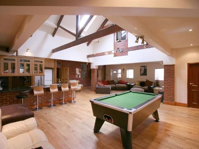 7 bedroom detached house to rent