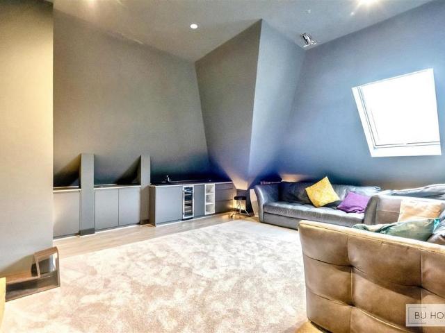 7 bedroom detached house to rent