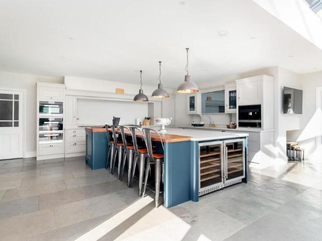 7 bedroom detached house to rent