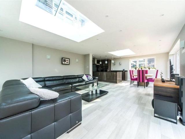 7 bedroom detached house to rent