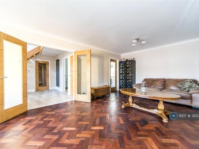 7 bedroom detached house to rent