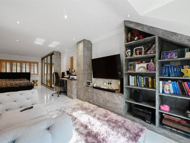 7 bedroom detached house to rent