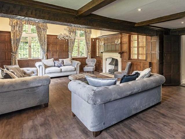 7 bedroom detached house to rent