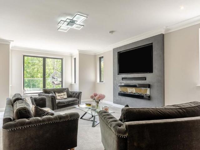 7 bedroom detached house to rent