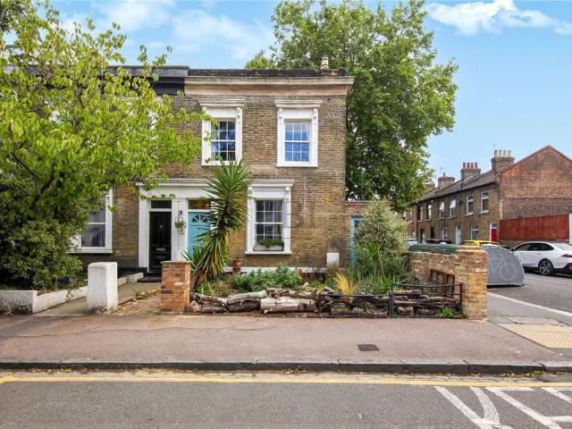 7 bedroom end of terrace house for sale
