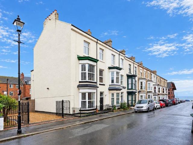 7 bedroom end of terrace house for sale