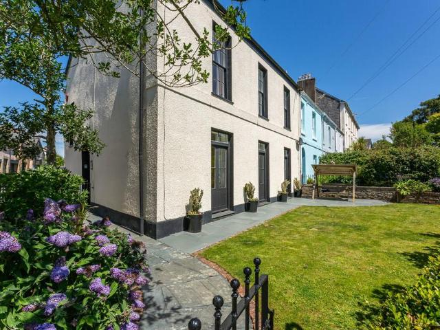 7 bedroom end of terrace house for sale