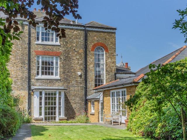 7 bedroom end of terrace house for sale