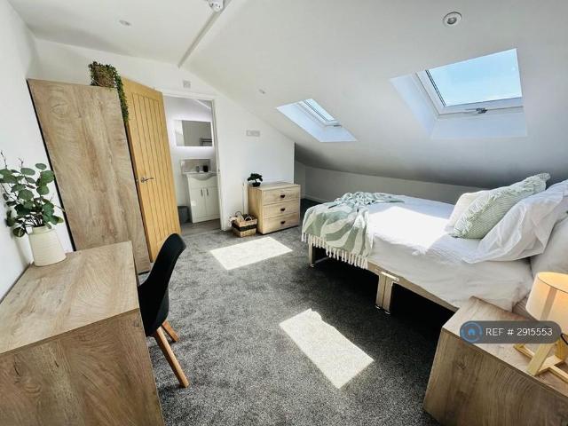 7 bedroom end of terrace house to rent