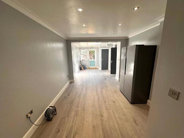7 bedroom end of terrace house to rent