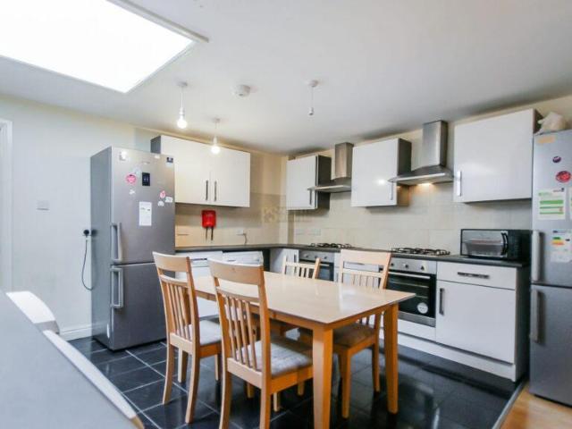 7 bedroom end of terrace house to rent
