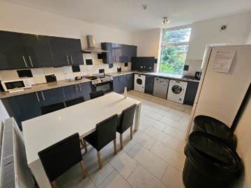 7 bedroom end of terrace house to rent