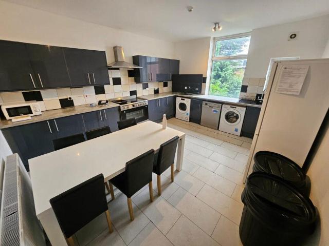 7 bedroom end of terrace house to rent